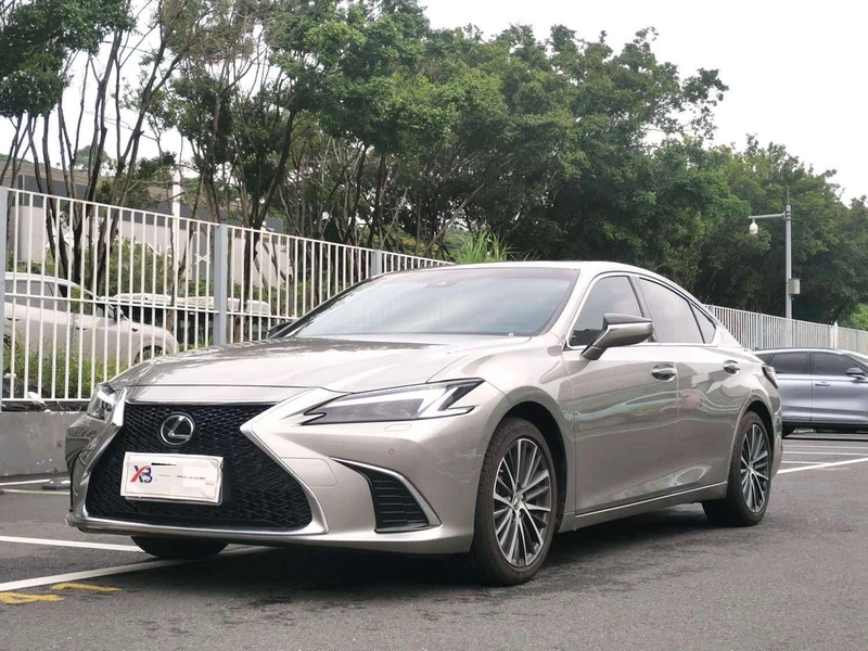 2025 Lexus ES 300h 2.5L CVT Premium Edition Used Sedan
